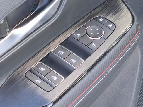 Used 2025 Nissan Kicks SR image 17