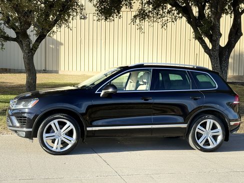 Used 2016 Volkswagen Touareg Executive image 1