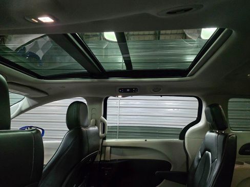 Used 2020 Chrysler Pacifica Limited image 19