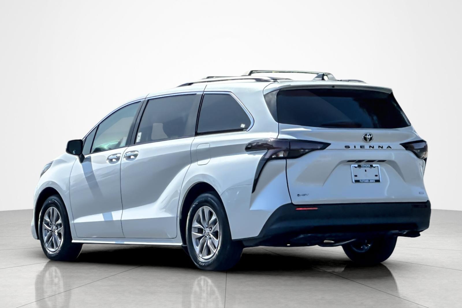 Certified 2026 Toyota Sienna XLE FWD image 3