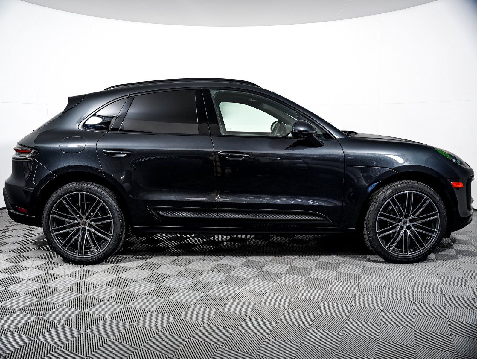 Certified 2024 Porsche Macan AWD/4WD image 9