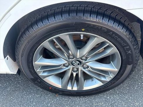 Used 2017 Toyota Camry SE w/ Moonroof Package FWD image 11