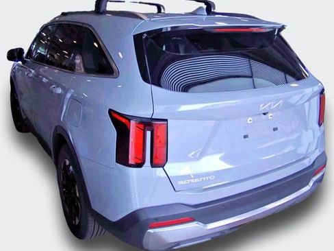 Used 2024 Kia Sorento S w/ Panoramic Sunroof Package FWD image 4