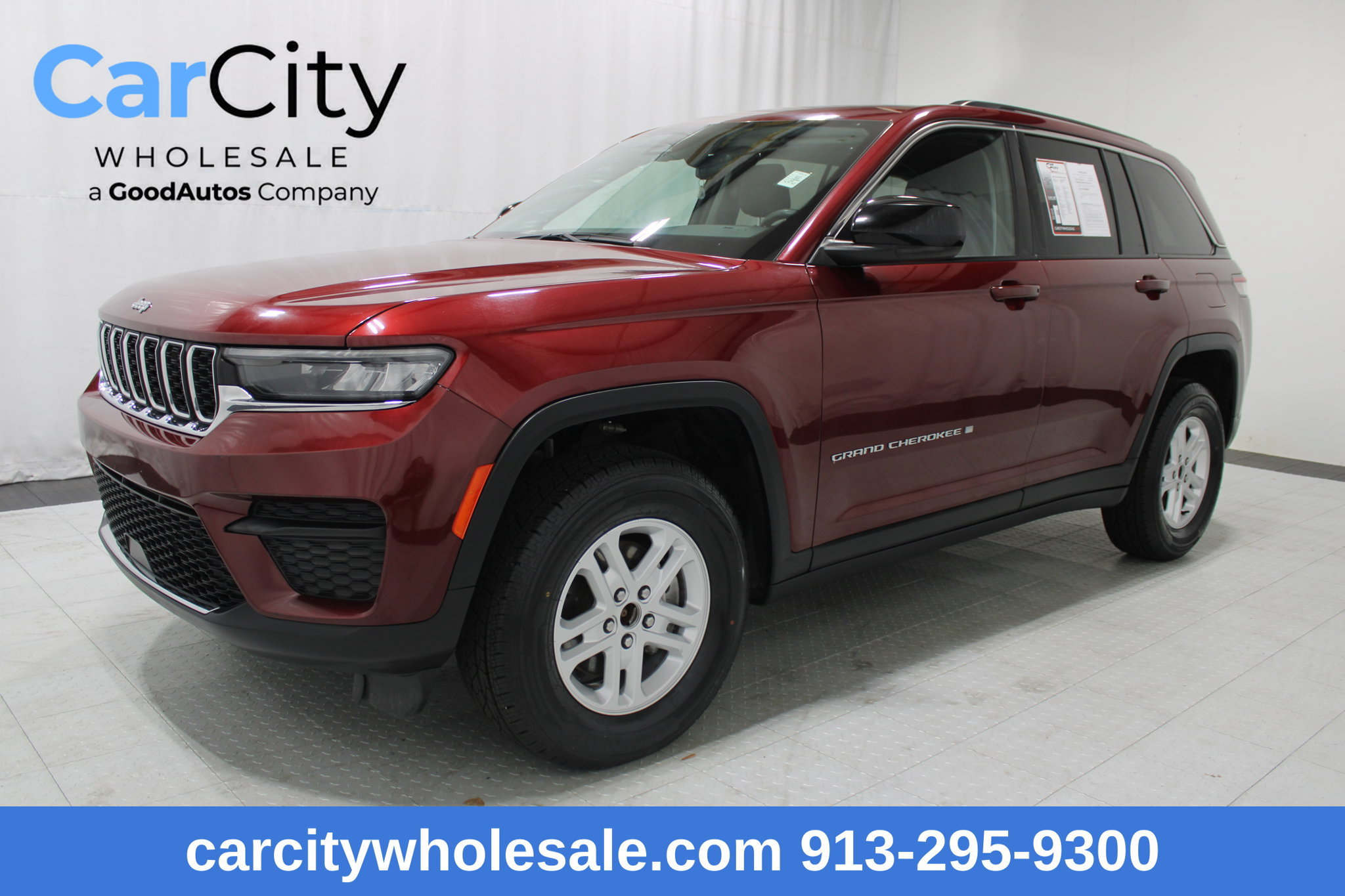 Used 2023 Jeep Grand Cherokee Laredo AWD/4WD image 1