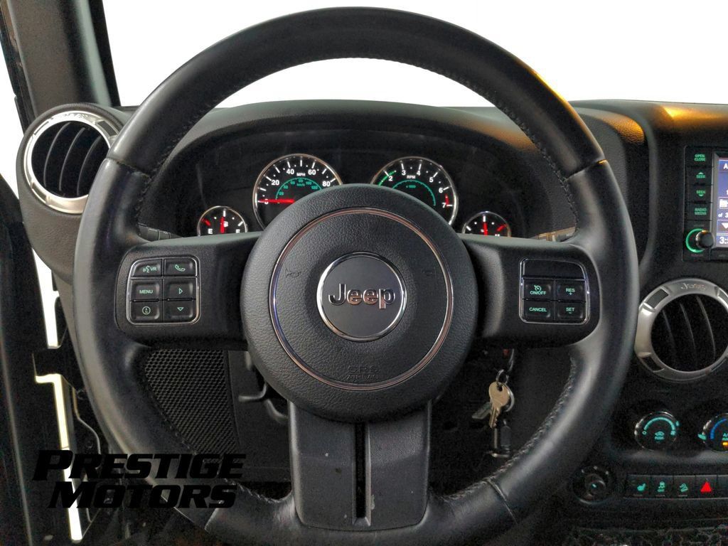Used 2015 Jeep Wrangler Unlimited Rubicon w/ Connectivity Group AWD/4WD image 32