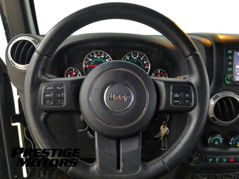 Used 2015 Jeep Wrangler Unlimited Rubicon w/ Connectivity Group AWD/4WD image 32
