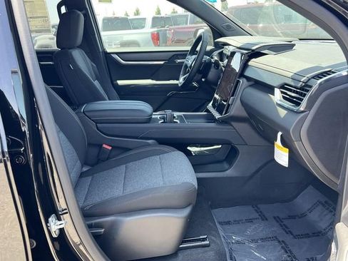 New 2025 GMC Acadia Elevation image 29