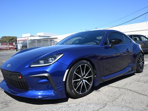 Used 2023 Toyota GR86 RWD image 2
