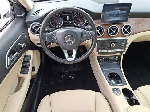 Used 2019 Mercedes-Benz GLA 250 4MATIC w/ Premium Package image 12