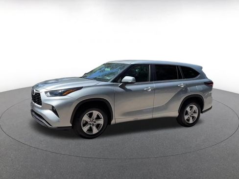 Used 2025 Toyota Highlander LE FWD image 8