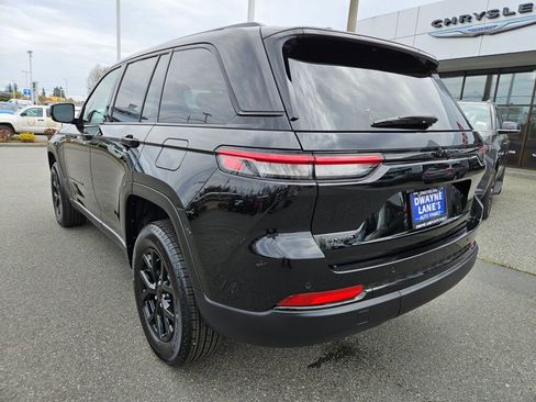 Used 2025 Jeep Grand Cherokee Altitude image 3