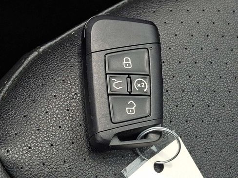 Used 2020 Volkswagen Tiguan SEL AWD/4WD image 23