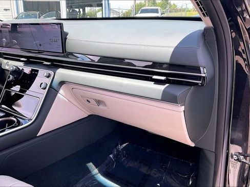 Certified 2025 Genesis GV80 2.5T Standard AWD/4WD image 16