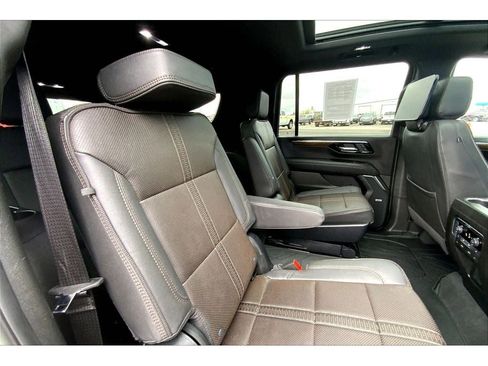 Used 2025 Chevrolet Suburban High Country AWD/4WD image 29
