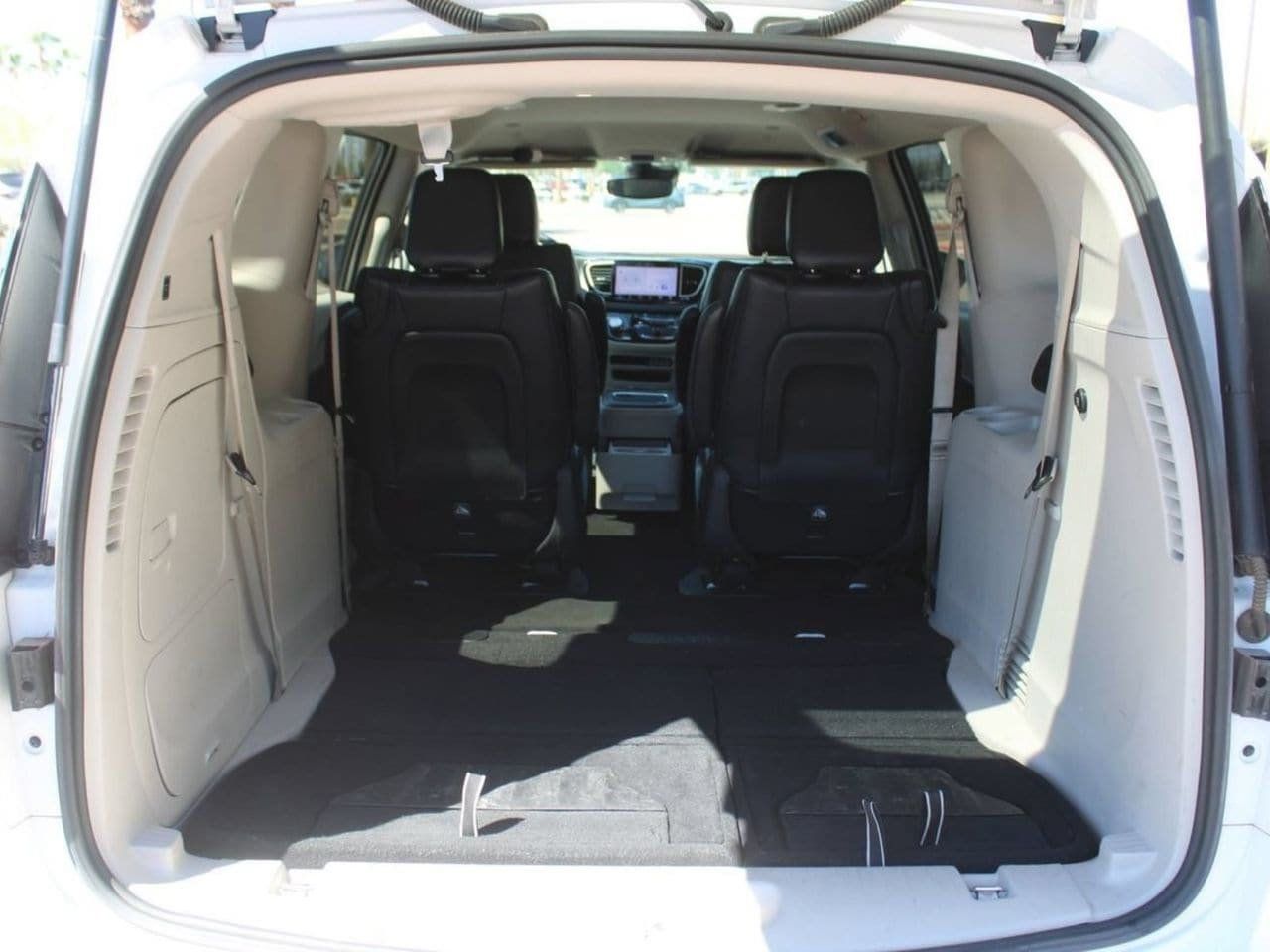Used 2023 Chrysler Pacifica Touring-L FWD image 6
