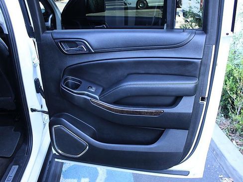 Used 2017 Chevrolet Suburban LT RWD image 27