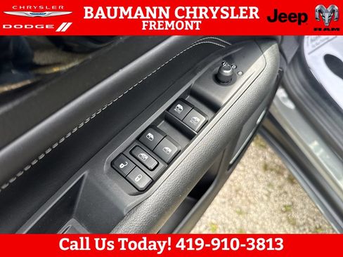 Used 2023 Jeep Compass Latitude w/ Sun and Sound Group AWD/4WD image 11