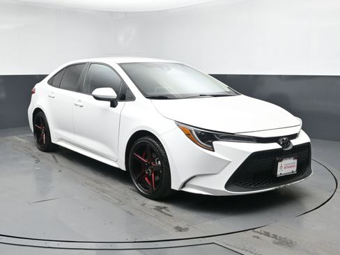 Used 2020 Toyota Corolla LE image 2