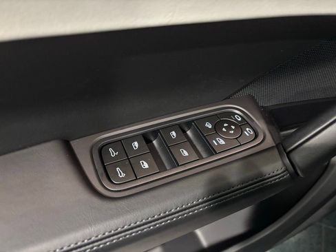 Certified 2025 Porsche Cayenne AWD/4WD image 9