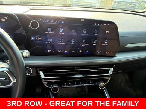 Used 2025 Chevrolet Traverse LT FWD image 23