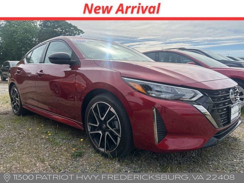 Used 2025 Nissan Sentra SR w/ SR Premium Package FWD image 2