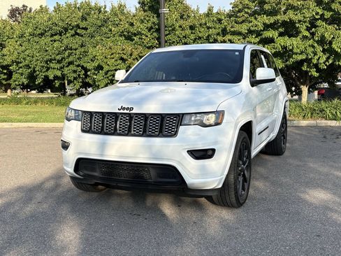 Used 2021 Jeep Grand Cherokee Laredo X AWD/4WD image 4