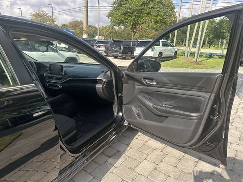 Used 2025 Nissan Altima 2.5 SV FWD image 23