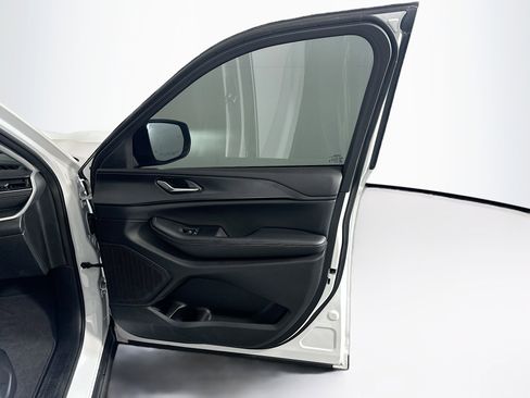 Used 2023 Jeep Grand Cherokee Laredo image 33