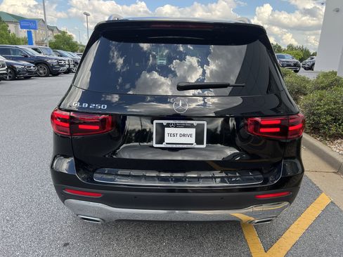Used 2025 Mercedes-Benz GLB 250 image 10