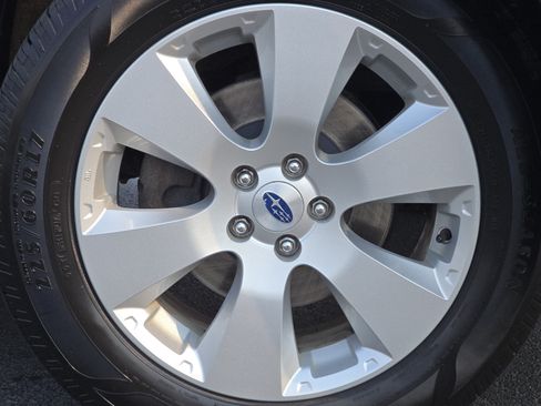 Used 2012 Subaru Outback 2.5i Limited w/ Moonroof Pkg AWD/4WD image 15