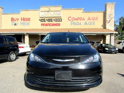 Used 2017 Chrysler Pacifica Touring image 1