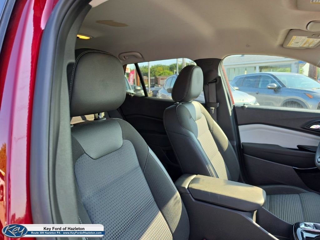 Used 2025 Chevrolet Trax LT FWD image 19