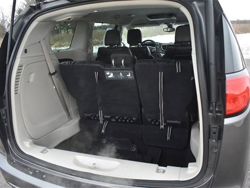 Used 2017 Chrysler Pacifica Touring-L w/ Tire & Wheel Group image 16