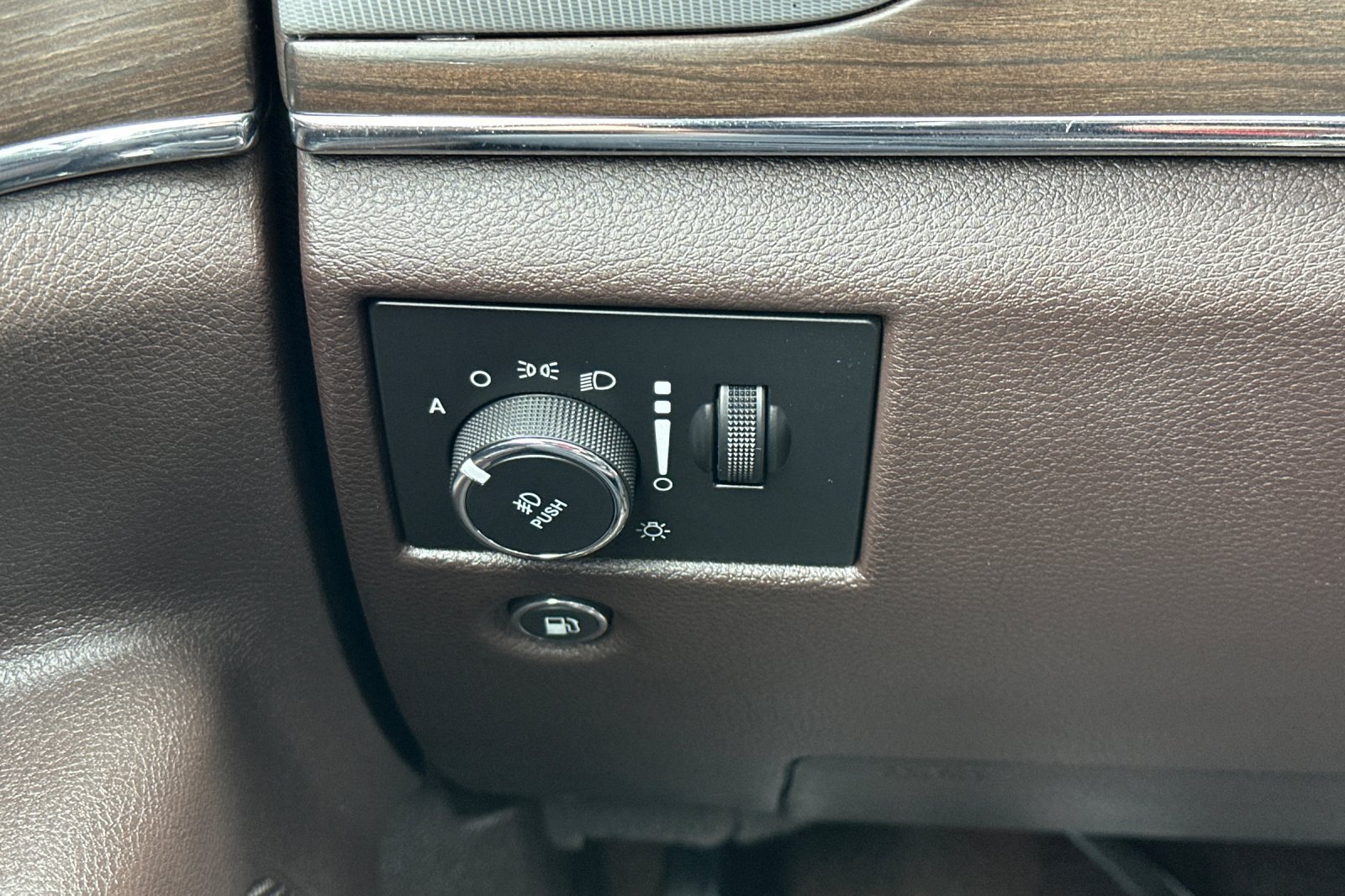 Used 2019 Jeep Grand Cherokee Overland AWD/4WD image 32