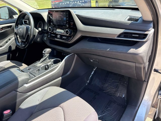 Used 2021 Toyota Highlander LE FWD image 16