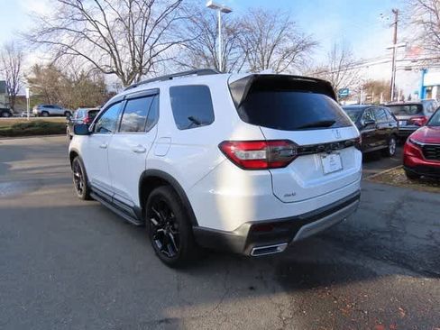 Certified 2025 Honda Pilot Touring image 4