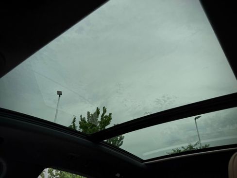 Certified 2025 Porsche Macan image 6