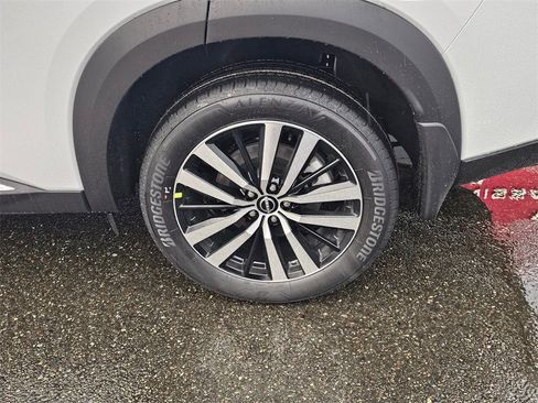 New 2025 Nissan Pathfinder Platinum image 9