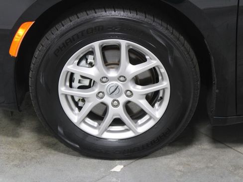 Used 2024 Chrysler Pacifica Touring-L image 18