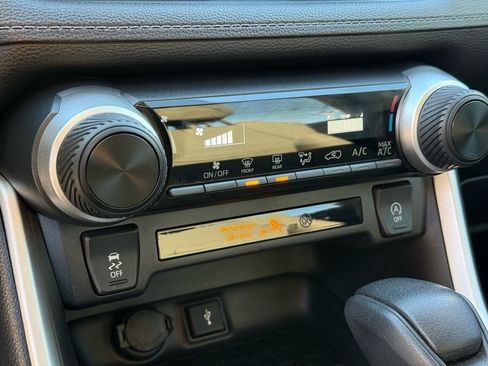 Used 2022 Toyota RAV4 LE image 25