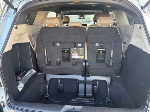 Used 2024 Toyota Sienna Limited image 13