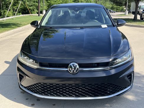Used 2025 Volkswagen Jetta SE FWD image 3