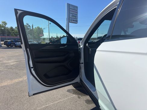 Used 2025 Jeep Grand Cherokee Laredo X RWD image 18