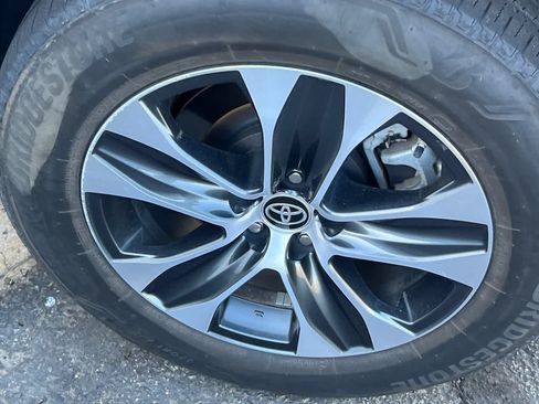 Used 2024 Toyota Highlander XLE AWD/4WD image 22