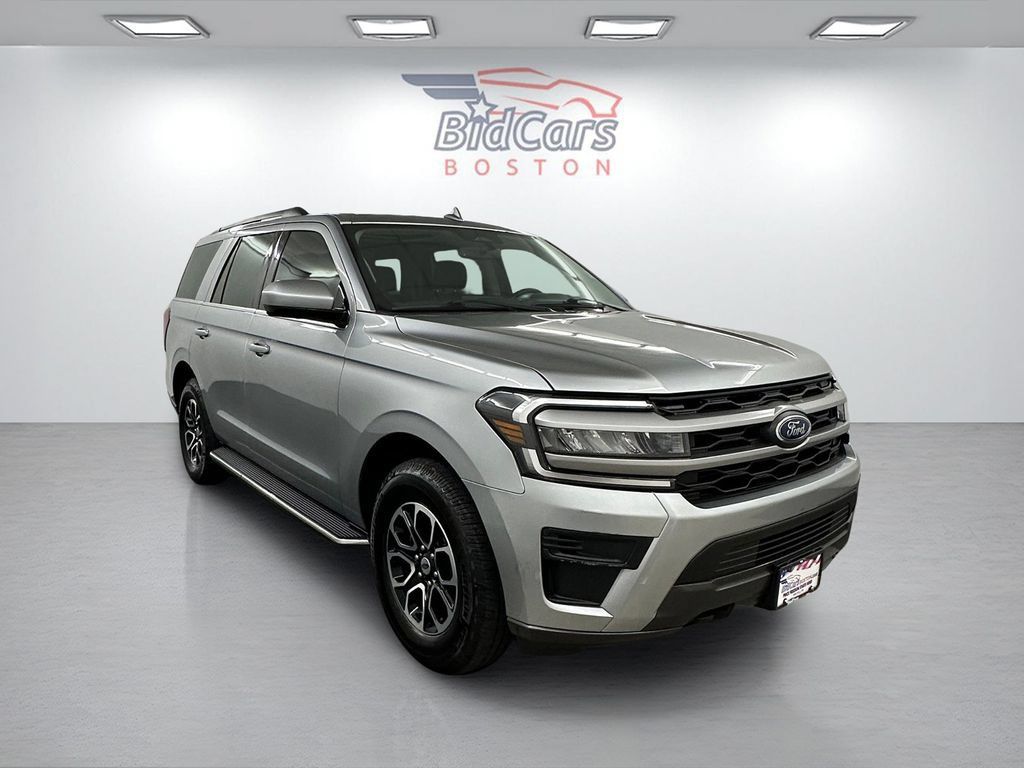 Used 2022 Ford Expedition XLT AWD/4WD image 3