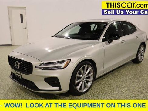 Used 2021 Volvo S60 T5 Momentum w/ Premium Package image 3