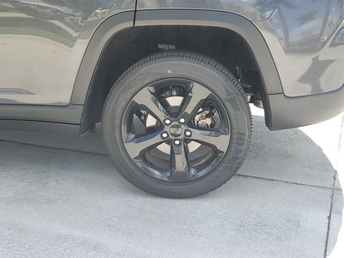 Used 2024 Jeep Grand Cherokee Altitude RWD image 4
