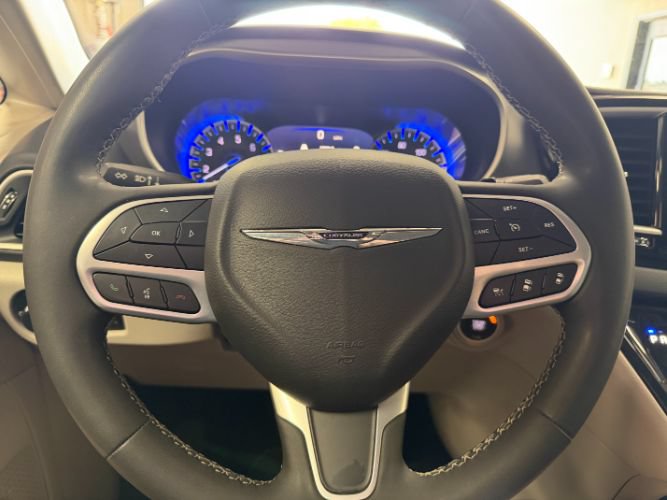 Used 2024 Chrysler Pacifica Touring-L FWD image 23
