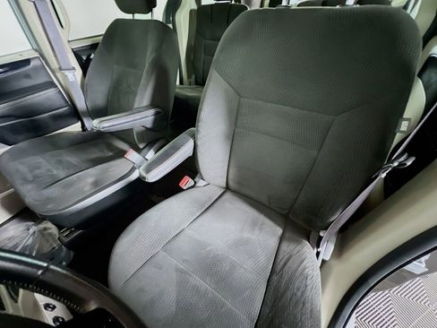 Used 2016 Dodge Grand Caravan SE image 18