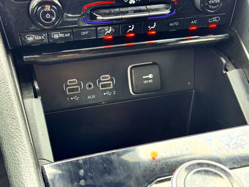 Used 2024 Jeep Grand Cherokee Laredo image 25